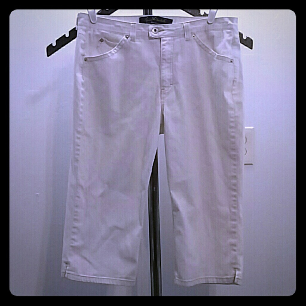 Awesome white Capri NWOT